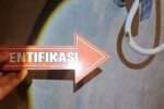 Petugas kepolisian saat melakukan olah TKP di lokasi ditemukannya WNA asal Jerman yang diduga meninggal akibat tersengat listrik di kamar mandi rumah kawasan Sanur.