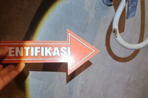 Petugas kepolisian saat melakukan olah TKP di lokasi ditemukannya WNA asal Jerman yang diduga meninggal akibat tersengat listrik di kamar mandi rumah kawasan Sanur.