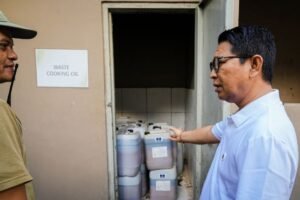 Bupati Badung I Wayan Adi Arnawa saat melakukan pengawasan terhadap sektor Horeka di kawasan Legian, Jumat (15/5).