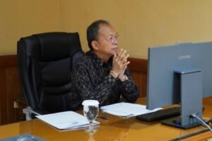 Gubernur Bali, Wayan Koster saat membuka Bimbingan Teknis Agen Uji Coba Digitalisasi Bantuan Sosial Provinsi Bali yang digelar secara daring melalui Zoom Meeting, Selasa (26/5).