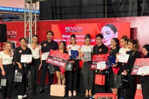 Para pemenang Revlon Stage Master Makeup Competition 2026 menerima penghargaan pada ajang perdana yang digelar di Living World Denpasar, Jumat (8/5).