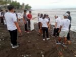 Warga bergotong-royong di Pantai Medewi, Jembrana.