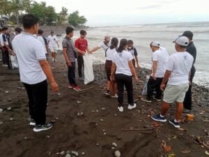 Warga bergotong-royong di Pantai Medewi, Jembrana.