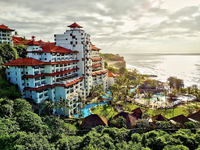 Hotel Hilton di Kuta Selatan ini menjadi hotel tertinggi dengan 14 lantai.