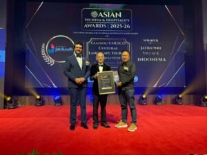 Manager Operasional DTW Jatiluwih Rice Terraces, John Ketut Purna, saat menerima penghargaan internasional dalam ajang Asian Tourism & Hospitality Awards 2025–2026.