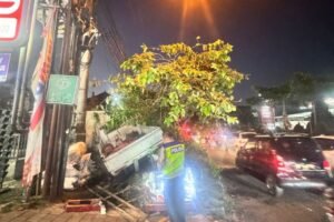 Kecelakaan beruntun yang melibatkan truk tronton, pick up, dan sepeda motor di Jalan Cokroaminoto, Denpasar Utara, Kamis (28/5/2026).