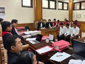 Tiga buruh proyek tertunduk di hadapan majelis hakim PN Gianyar.