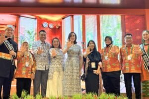 Menteri Pariwisata RI Widiyanti Putri Wardana saat meninjau stand seller di event BBTF 2026.