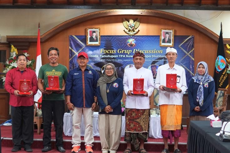Foto bersama perwakilan IWO dan para narasumber FGD.