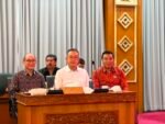 Ketua ASITA Bali I Putu Winastra (kanan) saat berdialog bersama rombongan Badan Kerja Sama Antar Parlemen (BKSAP) DPR RI di Gedung Kerta Sabha.