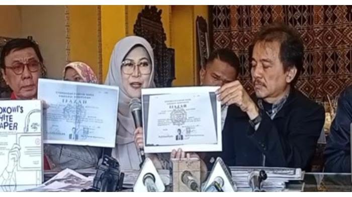 Dokter Tifa dan Roy Suryo saat menunjukkan ijazah Jokowi.