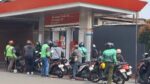 Antrean di Pom Bensin wilayah Indonesia usai kabar turunnya harga minyak dunia.