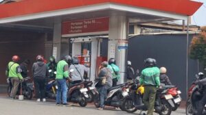 Antrean di Pom Bensin wilayah Indonesia usai kabar turunnya harga minyak dunia.