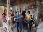 Korban WNA asal Amerika memeluk pelaku yang sempat mencuri uang tunai miliknya.