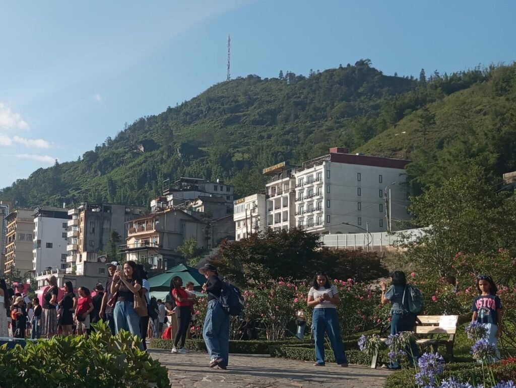Wisatawan asing berada di dataran tinggi Sapa, Vietnam dengan hamparan gunung dan bukit.