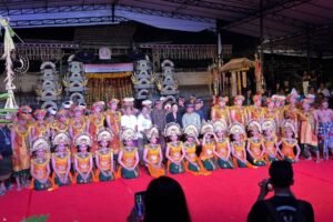 Foto bersama para penari janger remaja sekaa Janger Galuci, Senin (29/6).