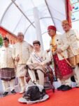 Jokowi mengikuti tradisi lokal dengan menginjak kepala kerbau di Bandar Lampung.