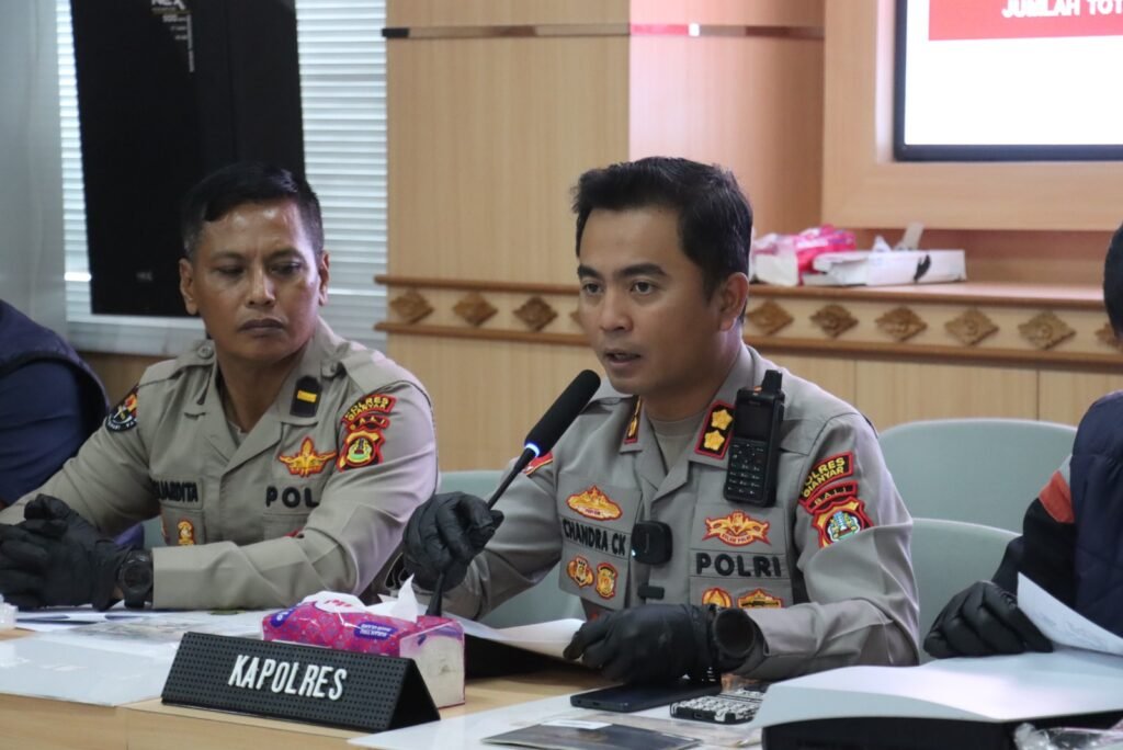 Kapolres Gianyar AKBP Chandra Kesuma (kanan) didampingi Kasi Humas Ipda Gusti Suardita.