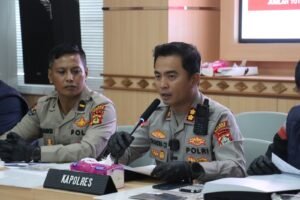 Kapolres Gianyar AKBP Chandra Kesuma (kanan) didampingi Kasi Humas Ipda Gusti Suardita.