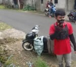 Salah satu tukang paket saat melayani pelanggan yang CoD.