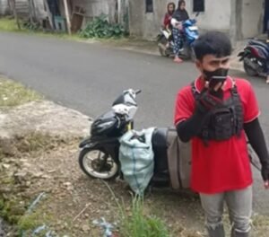 Salah satu tukang paket saat melayani pelanggan yang CoD.