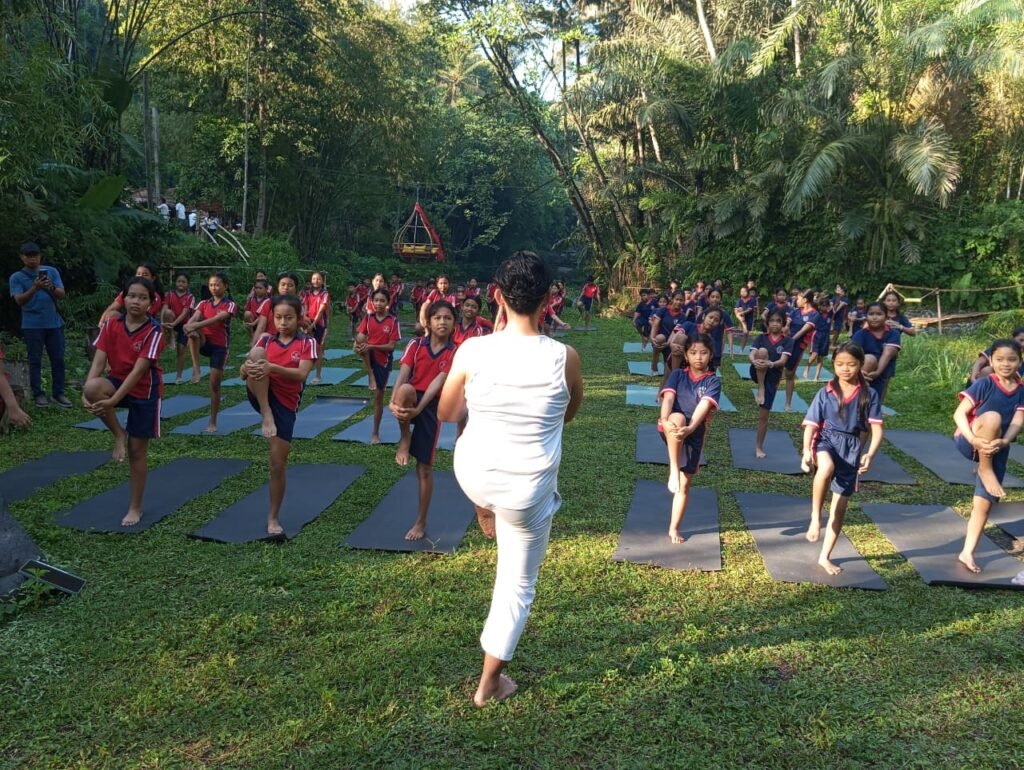 Peringatan internasional yoga day digelar di Sungai Ayung, diikuti puluhan siswa SD Negeri di Desa Sayan, Ubud.