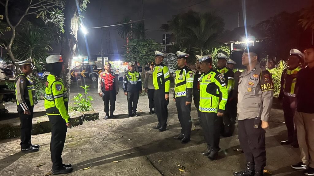 Anggota kepolisian Polres Gianyar menggelar apel blue light patrol mencegah aksi kriminalitas jalanan malam hari.