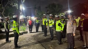 Anggota kepolisian Polres Gianyar menggelar apel blue light patrol mencegah aksi kriminalitas jalanan malam hari.
