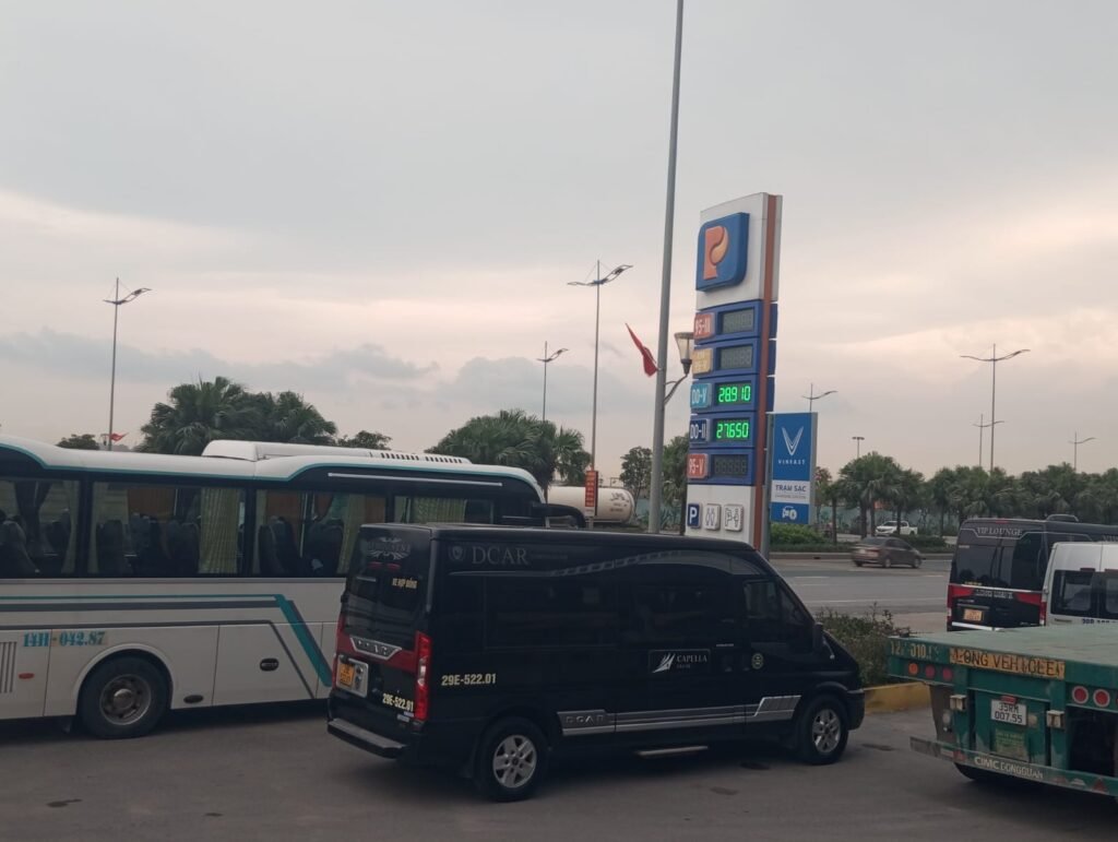 Salah satu pom bensin di Vietnam menunjukkan harga yang lebih tinggi dibandingkan Indonesia.