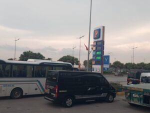 Salah satu pom bensin di Vietnam menunjukkan harga yang lebih tinggi dibandingkan Indonesia.