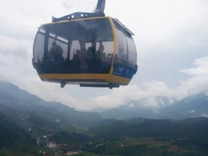 Kereta gantung mengangkut wisatawan dari kota Sapa menuju Gunung Pansipan, Vietnam.