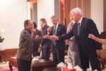Gubernur Bali Wayan Koster (kiri) menjamu delegasi Rusia dengan tos arak.