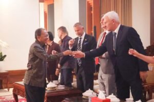 Gubernur Bali Wayan Koster (kiri) menjamu delegasi Rusia dengan tos arak.