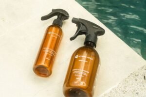 The Ahti × Utama Spice Limescale Remover is a plant-powered bathroom cleaning solution formulated to effectively remove hard water stains and mineral buildup while remaining safe for modern bathroom surfaces and fixtures.