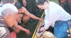 WNA bantu korban hanyut dengan resusitasi jantung dan paru di tepi pantai.
