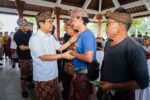 Bupati Adi Arnawa menyerahkan simbolis di Banjar Sekarmukti Petang, Wantilan Pura Dalem Desa Adat Blahkiuh, Abiansemal serta Banjar Tengah Kaler dan Kelod Desa Gulingan Mengwi, Kamis (11/6).