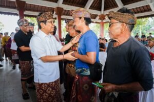 Bupati Adi Arnawa menyerahkan simbolis di Banjar Sekarmukti Petang, Wantilan Pura Dalem Desa Adat Blahkiuh, Abiansemal serta Banjar Tengah Kaler dan Kelod Desa Gulingan Mengwi, Kamis (11/6).