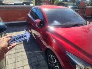 Polisi menggelar olah TKP pada mobil korban di Panjer, Denpasar Selatan.