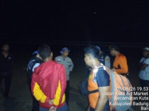 Tim SAR gabungan melakukan pencarian dua bocah yang terseret arus di Pantai Kuta, Badung.