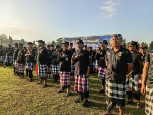 Pecalang saat mengikuti apel bersama di Lapangan Renon, Denpasar.