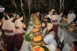 Para buyer internasional diajak cicipi kuliner Bali saat gala dinner dengan konsep Rajalaya.