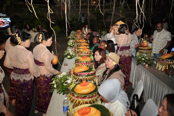 Para buyer internasional diajak cicipi kuliner Bali saat gala dinner dengan konsep Rajalaya.