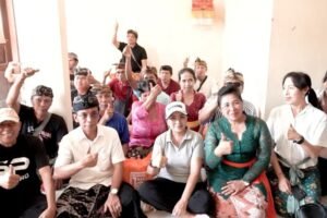 Ketua K3S Badung Nyonya Rasniathi Adi Arnawa menyerahkan bantuan sembako dan dana operasional kepada Sekaa Arja Duduk Tuna Netra Kabupaten Badung.