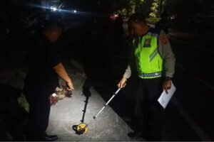 Petugas Satlantas Polresta Denpasar melakukan olah TKP kecelakaan tunggal yang menewaskan seorang pengendara motor di Jalan PB Sudirman, Denpasar, Senin (1/6/2026) malam.