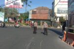 Petugas Satlantas Polresta Denpasar melakukan olah TKP kecelakaan maut yang menewaskan seorang pengendara motor di Simpang Buagan, Denpasar Barat, Rabu (24/6/2026).