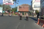 Petugas Satlantas Polresta Denpasar melakukan olah TKP kecelakaan maut yang menewaskan seorang pengendara motor di Simpang Buagan, Denpasar Barat, Rabu (24/6/2026).