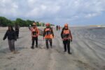 Tim SAR gabungan melakukan penyisiran di Pantai Kuta pada hari kedua pencarian.