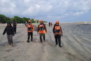 Tim SAR gabungan melakukan penyisiran di Pantai Kuta pada hari kedua pencarian.