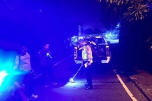 Polisi melakukan olah tempat kejadian perkara (TKP) usai kecelakaan maut di Jalan Nangka Selatan, Denpasar Utara, Senin (8/6/2026) dini hari.