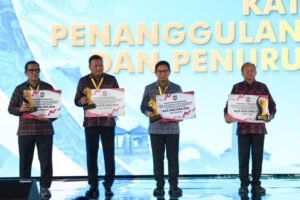 Bupati Badung I Wayan Adi Arnawa menerima penghargaan Terbaik I Nasional kategori Penanggulangan Kemiskinan dan Penurunan Stunting.